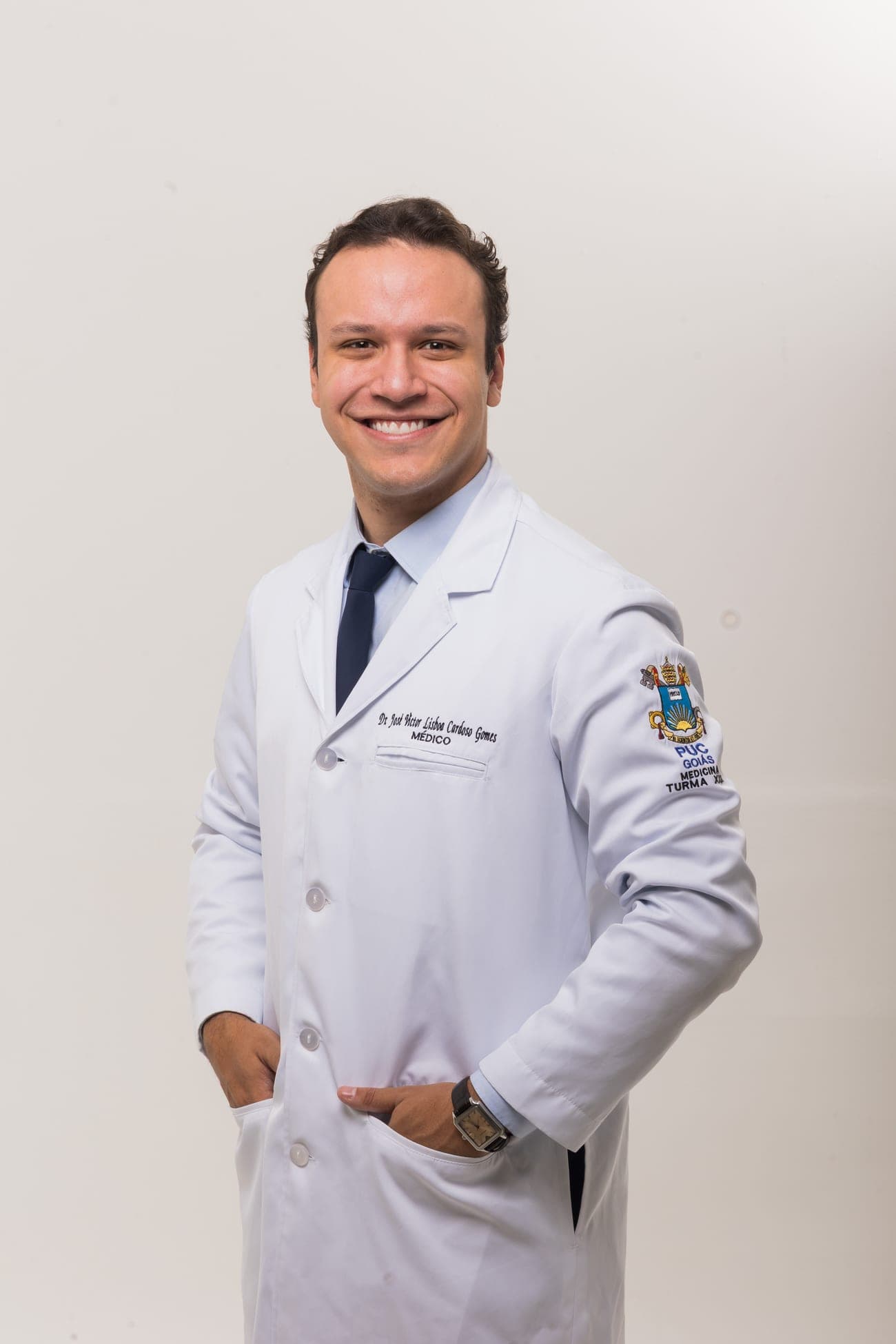 Dr. José Victor Lisboa Cardoso Gomes de jaleco branco, com o nome e a inscrição Médico bordados